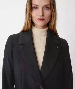 Comma, Coat Black
